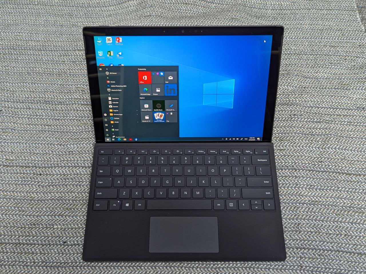 Microsoft surface pro7 , CPU i5 10th Gen, Ram 8GB, SSD 256GB